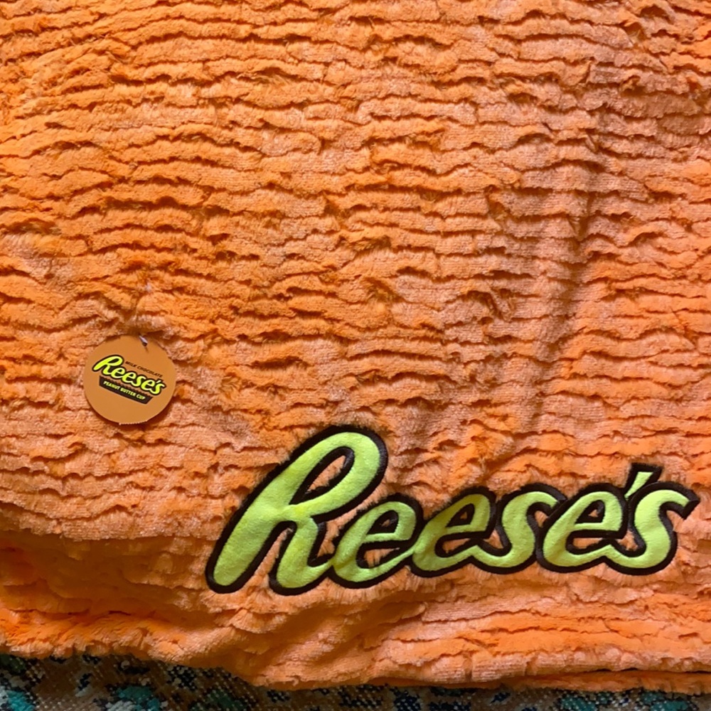 NWT Reese’s soft throw blanket